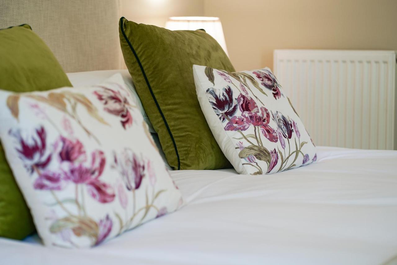 Great Ashley Farm Bed And Breakfast & Shepherds Huts Bradford-On-Avon Dış mekan fotoğraf