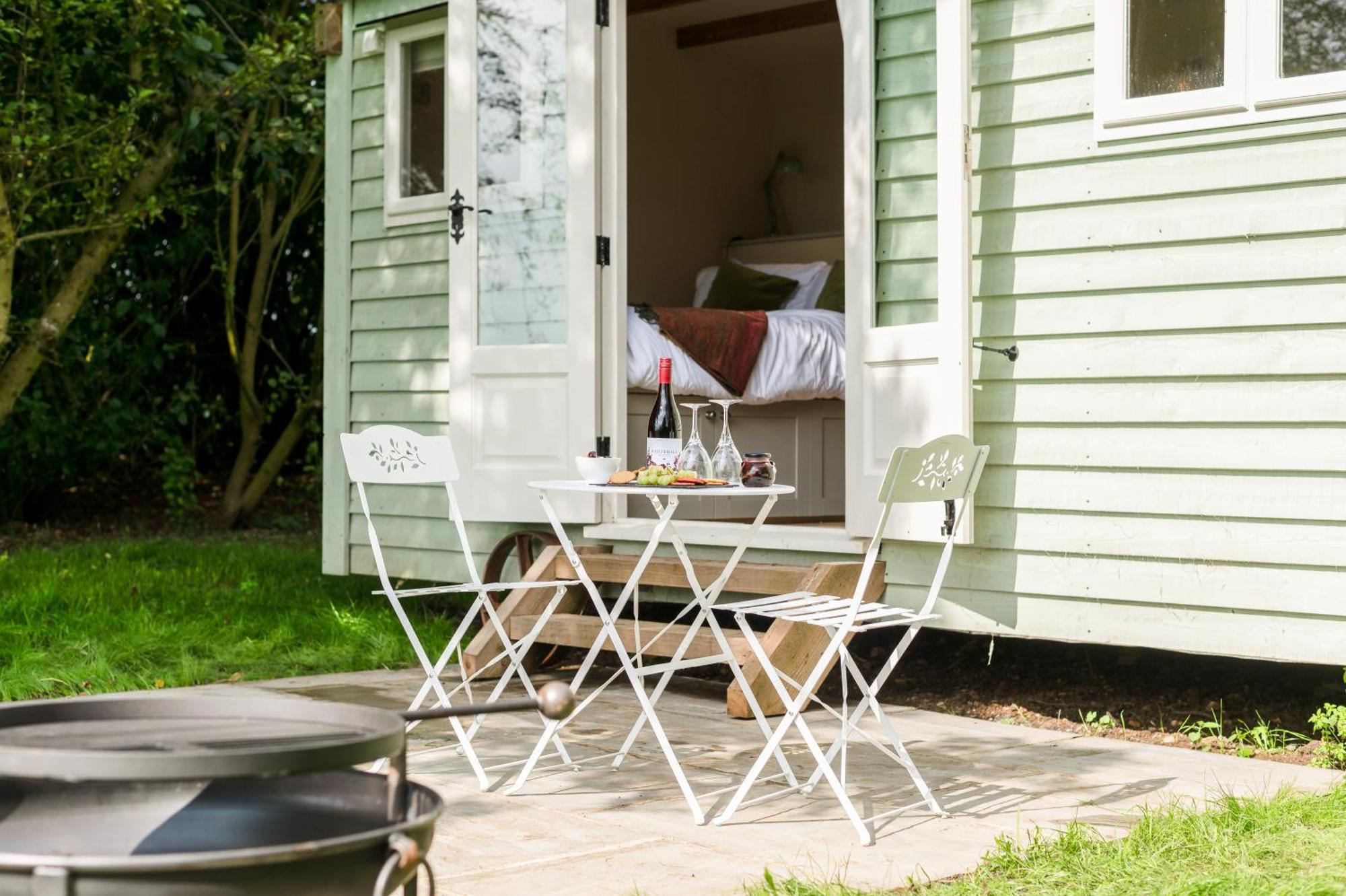Great Ashley Farm Bed And Breakfast & Shepherds Huts Bradford-On-Avon Dış mekan fotoğraf