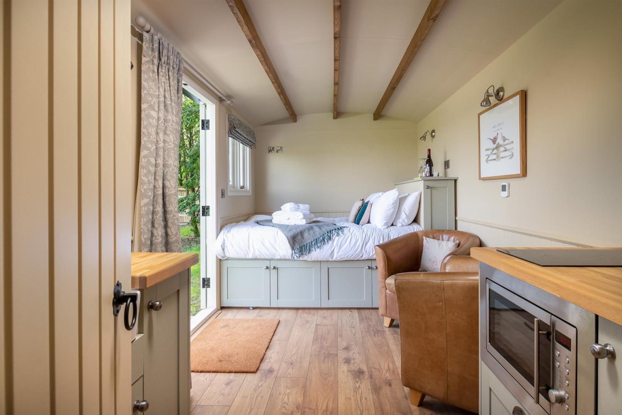 Great Ashley Farm Bed And Breakfast & Shepherds Huts Bradford-On-Avon Dış mekan fotoğraf