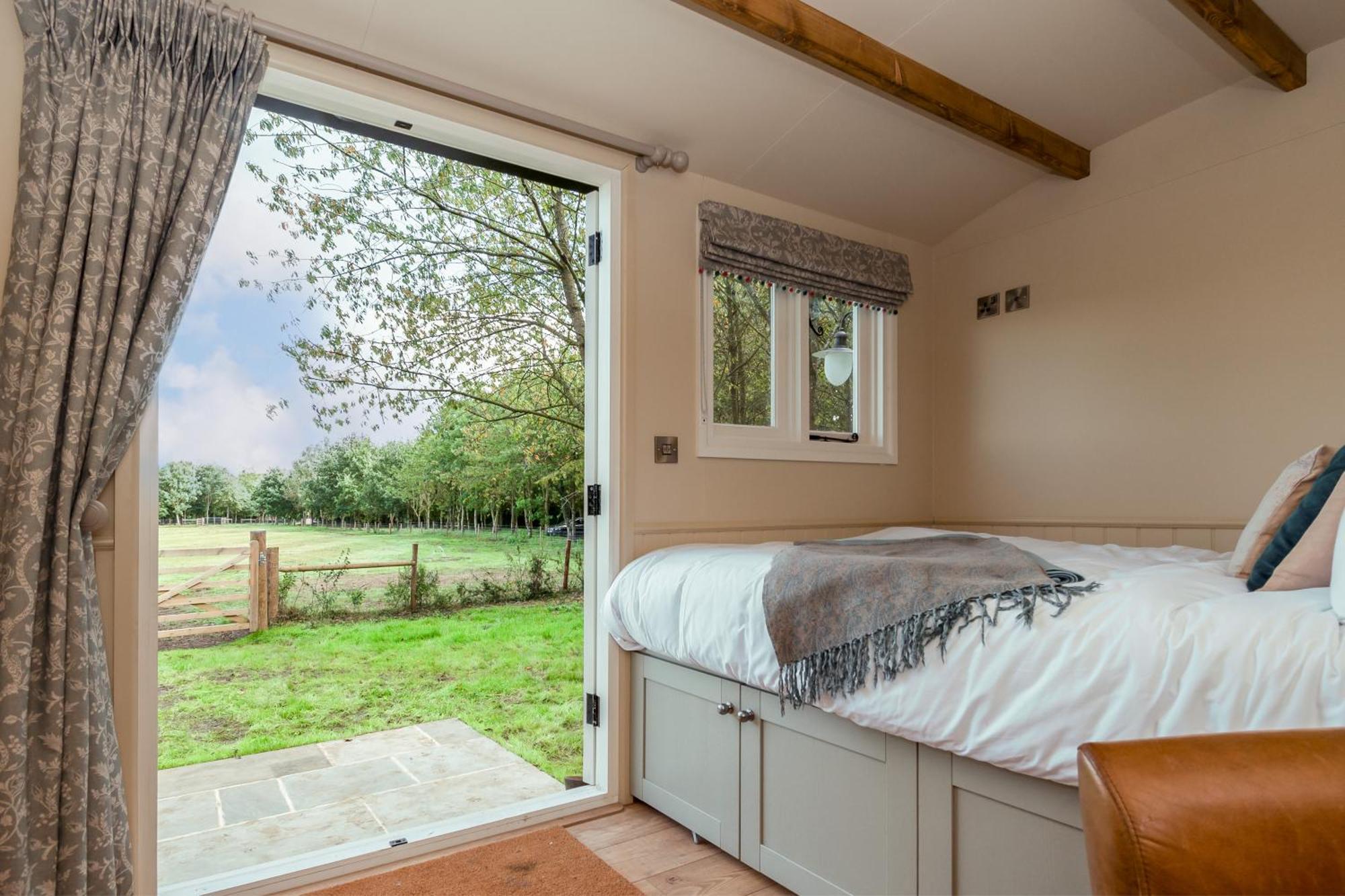 Great Ashley Farm Bed And Breakfast & Shepherds Huts Bradford-On-Avon Dış mekan fotoğraf