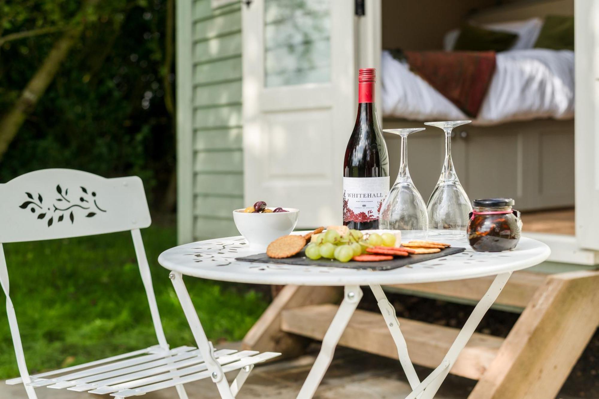 Great Ashley Farm Bed And Breakfast & Shepherds Huts Bradford-On-Avon Dış mekan fotoğraf