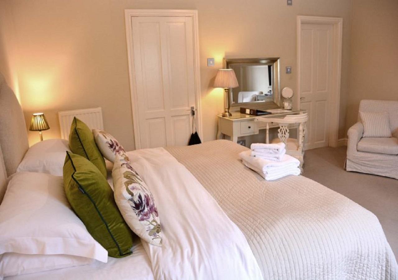 Great Ashley Farm Bed And Breakfast & Shepherds Huts Bradford-On-Avon Dış mekan fotoğraf