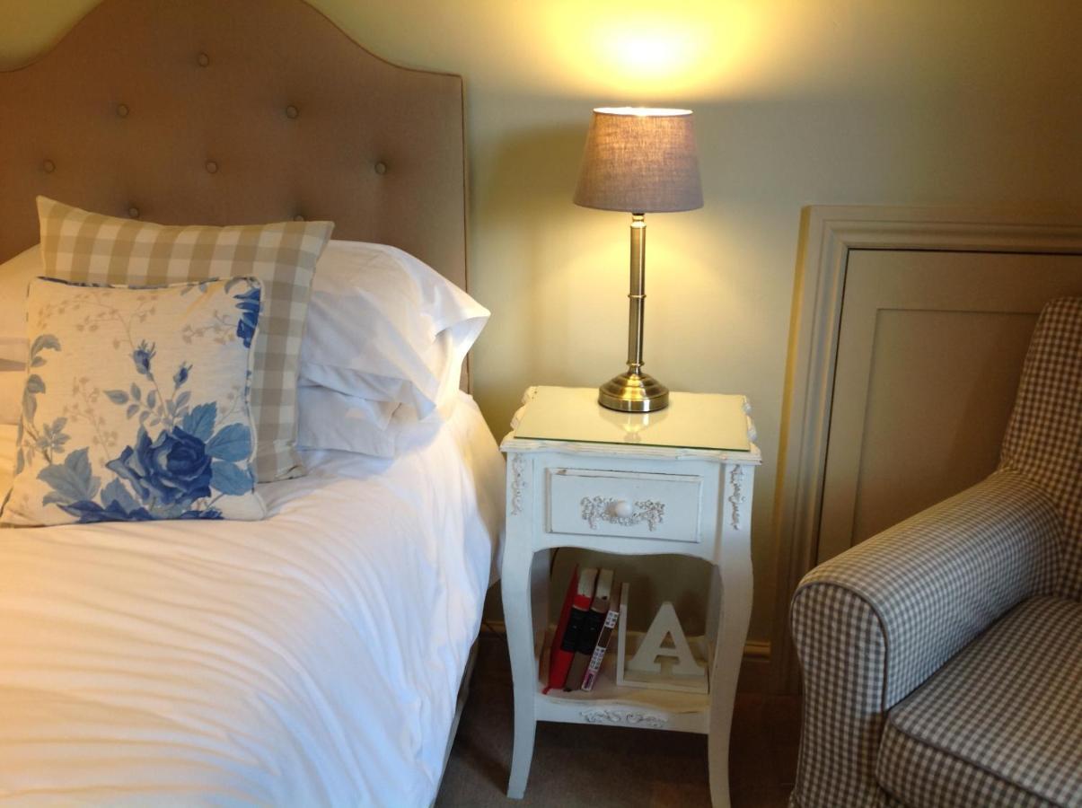 Great Ashley Farm Bed And Breakfast & Shepherds Huts Bradford-On-Avon Dış mekan fotoğraf